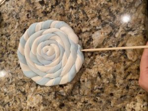 How to make DIY fake faux lollipop decorations using crayola model magic clay and bamboo skewers