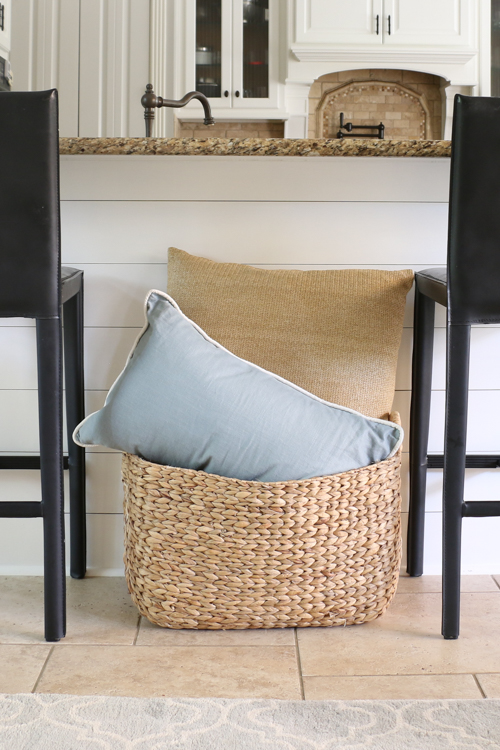 Seagrass basket with pillows